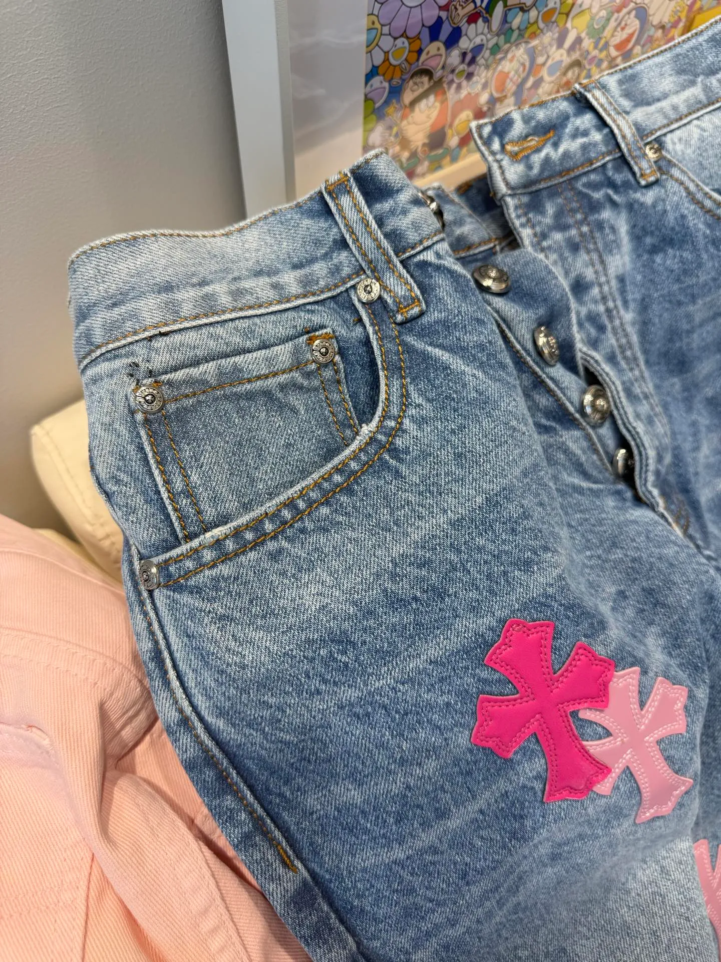 P280 model number D: 311 Chrome hearts CH grams new classic cross patch leather jeans Size: s-XXL (28 30 32 34 36) Color: washed blue Size reference 28 pants length 100 waist circumference 72 30 pants length 101 waist circumference 76 32 pants length 103 waist circumference 80 34 pants length 104 waist circumference 84 36 pants length 106 waist circumference 88